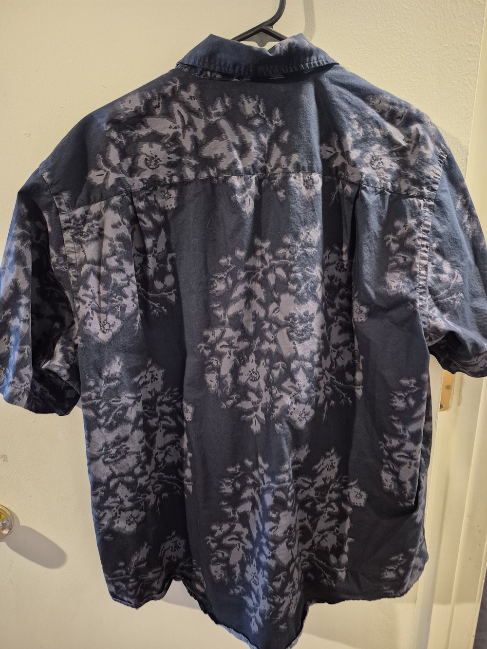 Van Heusen Black and Gray Floral Short-Sleeve Button-Up Shirt - Picture 3 of 3